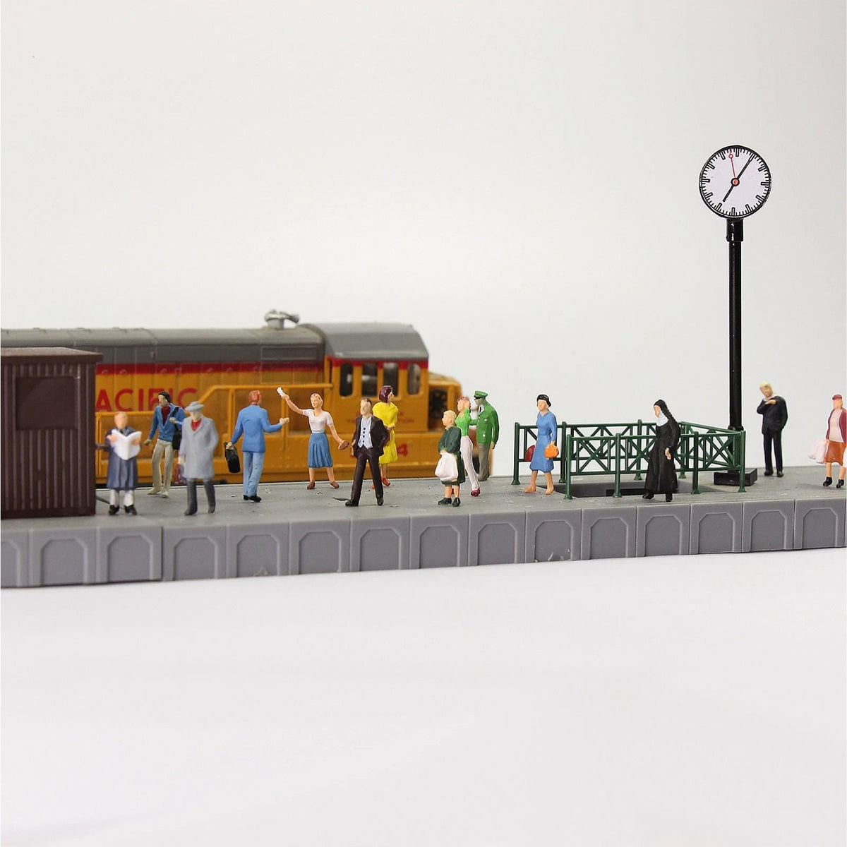 3V Warm White Platform Clock Lamps Metal Station Lights Set for Model Railways