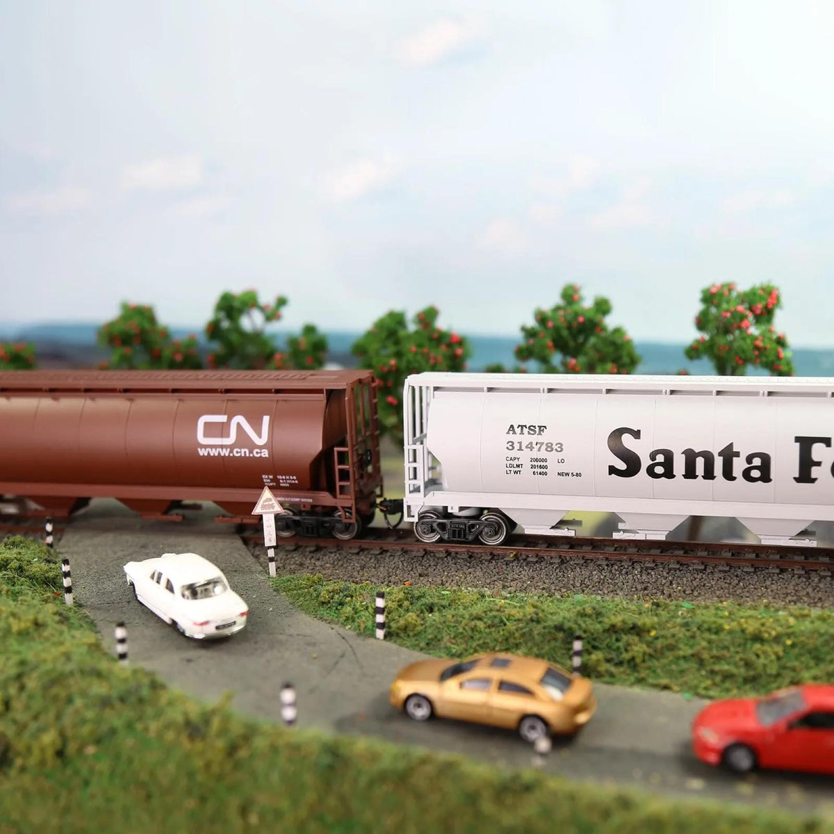 HO Scale 1:87 Grain Hopper Wagon 4-Bay Covered Freight Train Car Railway Model